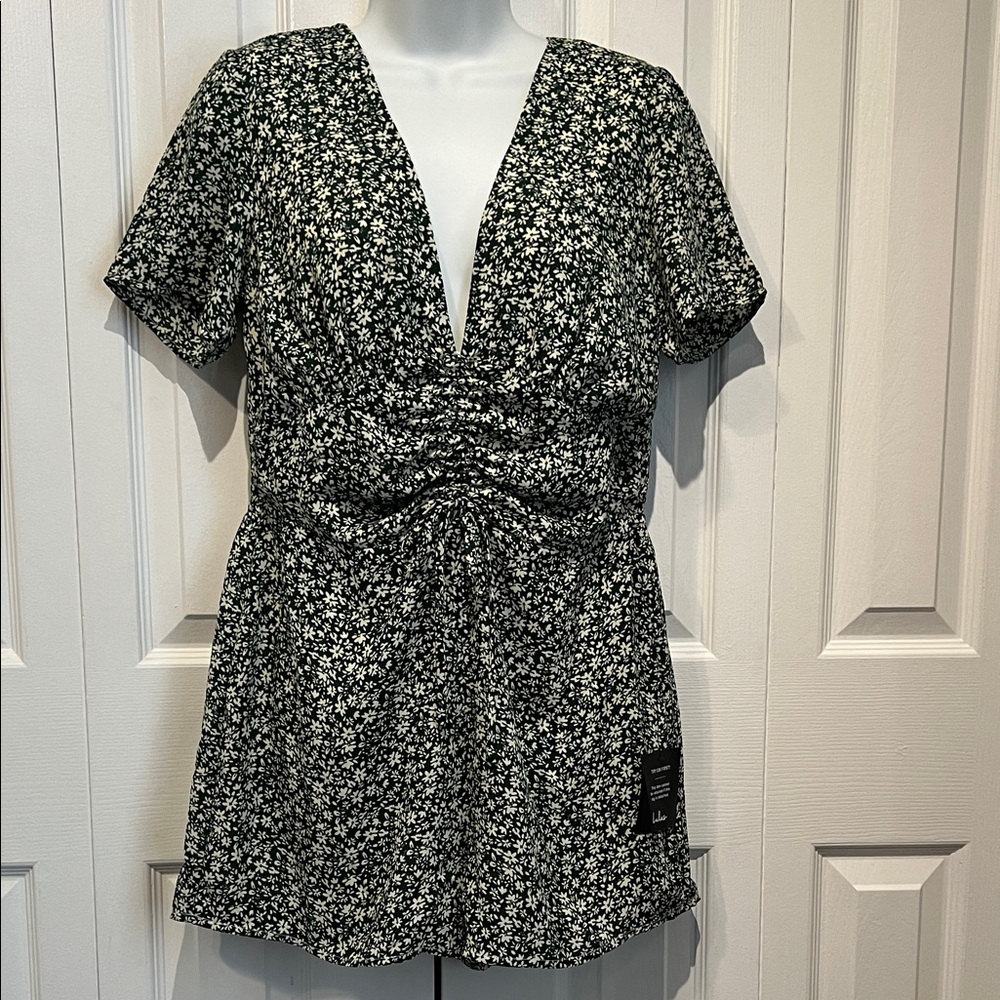 Lulus Green/Off White Print Short Sleeve V Neck Split Back Romper Size M NWT